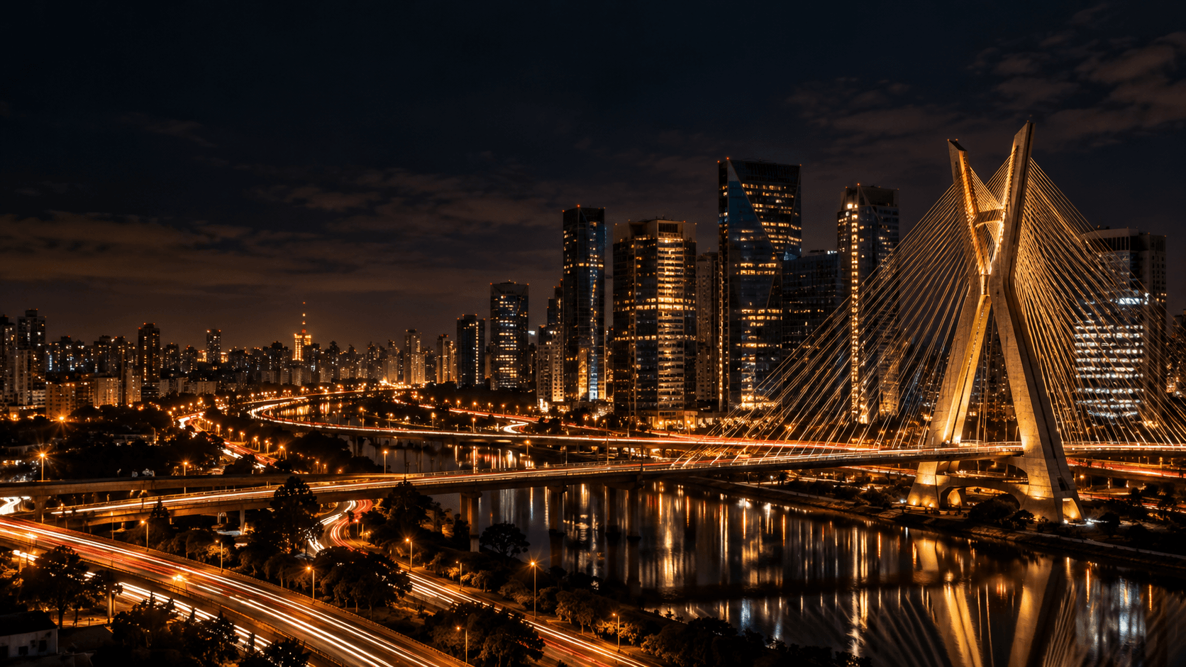 São Paulo iluminada à noite